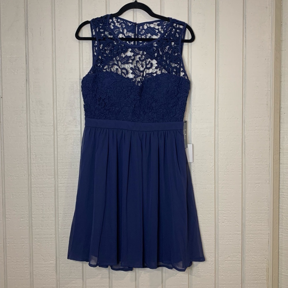 Lulu’s skater dress. Lace top with key hole back, size Large. NWT.